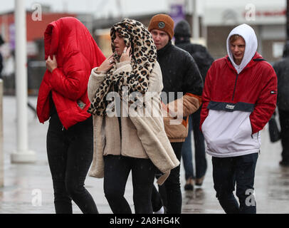 Southampton, Hampshire. UK Wetter: 9. November 2019 Fußball-Fans trotzen dem Wetter als in der St. Mary's Stadium vor der Premier League Match zwischen Southampon und Everton ankommen. Kredit Stuart Martin/Alamy leben Nachrichten Stockfoto