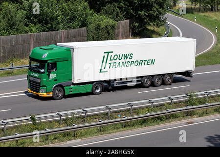 Louws DAF XF Lkw mit Anhänger auf der Autobahn. Stockfoto