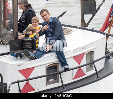 Brendan Cox Witwer der Ermordeten MP Jo Cox und ihre Kinder Cuillin und Lejla Hilfe ein kleines Boot außerhalb des Unterhauses in ihrem Gedächtnis zu Moor nach ihrem tragischen Tod. 22/6/2016 Stockfoto