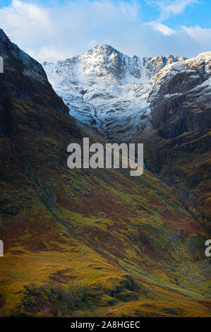 Majestätischen Landschaft Schottlands. Blauer Himmel mit Wolken über schneebedeckte Berggipfel und schönen Herbst farbige Tal. Saison ändern, Glencoe. Stockfoto