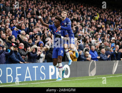 Stamford Bridge, London, UK. 9 Nov, 2019. Fußball der englischen Premier League Chelsea gegen Crystal Palace; Tammy Abraham von Chelsea feiert zählen seine Seiten 1 Tor in der 52 Minute bis es 1-0 mit Christian Pulisic von Chelsea - streng Redaktionelle nur verwenden zu können. Keine Verwendung mit nicht autorisierten Audio-, Video-, Daten-, Spielpläne, Verein/liga Logos oder "live" Dienstleistungen. On-line-in-Match mit 120 Bildern beschränkt, kein Video-Emulation. Keine Verwendung in Wetten, Spiele oder einzelne Verein/Liga/player Publikationen Quelle: Aktion plus Sport/Alamy leben Nachrichten Stockfoto