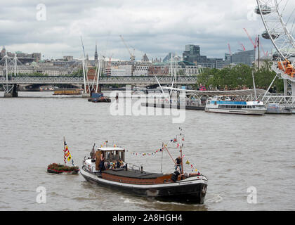 Brendan Cox Witwer der Ermordeten MP Jo Cox und ihre Kinder Cuillin und Lejla Hilfe ein kleines Boot außerhalb des Unterhauses in ihrem Gedächtnis zu Moor nach ihrem tragischen Tod. 22/6/2016 Stockfoto