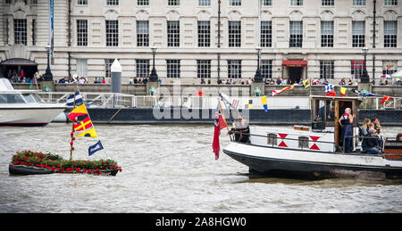 Brendan Cox Witwer der Ermordeten MP Jo Cox und ihre Kinder Cuillin und Lejla Hilfe ein kleines Boot außerhalb des Unterhauses in ihrem Gedächtnis zu Moor nach ihrem tragischen Tod. 22/6/2016 Stockfoto