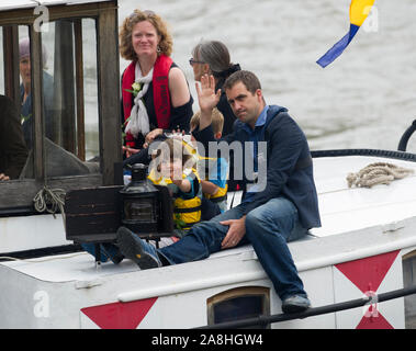 Brendan Cox Witwer der Ermordeten MP Jo Cox und ihre Kinder Cuillin und Lejla Hilfe ein kleines Boot außerhalb des Unterhauses in ihrem Gedächtnis zu Moor nach ihrem tragischen Tod. 22/6/2016 Stockfoto