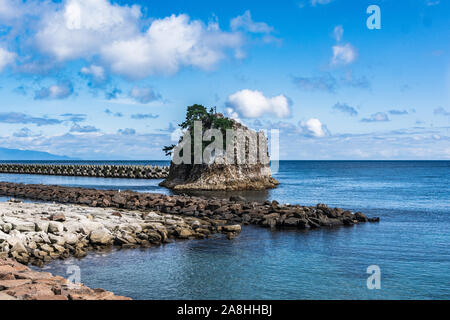 Blick auf die Küste von yoshitsune Park am Meer entlang Minmaya Bay, Honshu, Japan Stockfoto