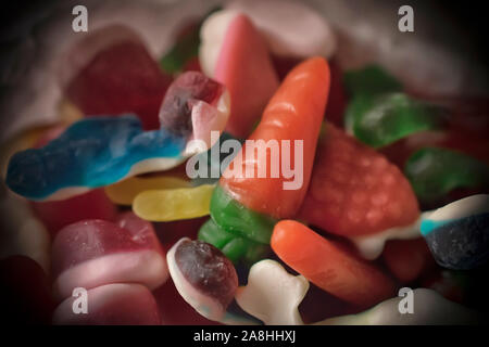 Eine Nahaufnahme von einem Bündel Gummibärchen Bonbons mit einer Karotte im Fokus Stockfoto