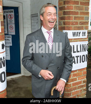 UKIP leader Nigel Farage, seine Stimme für die Volksabstimmung das Werfen der Europäischen Union in Biggin Hill, Kent zu verlassen. 23/6/2016 Stockfoto