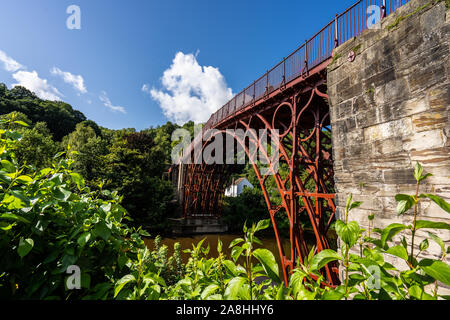 Mit Blick auf die erstaunliche Ironbridge, eiserne Brücke in Telford Shropshire, weltberühmten Industriedenkmal, Stockfoto