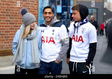 Tottenham Hotspur Fans kommen im Stadium vor der Premier League Spiel gegen Tottenham Hotspur Stadium, London. Stockfoto