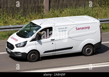 Sanacorp van auf der Autobahn. Die Sanacorp Apotheker Genossenschaft ist einer der führenden pharmazeutischen Großhändler in Deutschland. Stockfoto