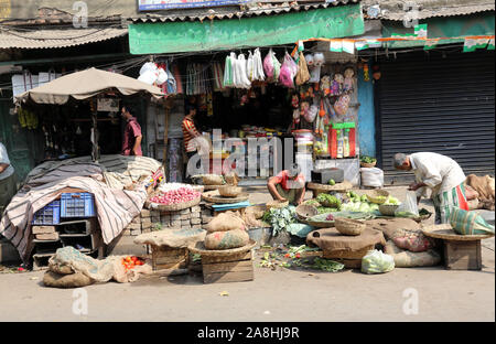 Straßenhändler verkaufen Gemüse outdoor in Kolkata, Indien Stockfoto