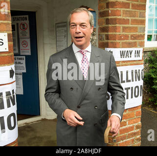 UKIP leader Nigel Farage, seine Stimme für die Volksabstimmung das Werfen der Europäischen Union in Biggin Hill, Kent zu verlassen. 23/6/2016 Stockfoto