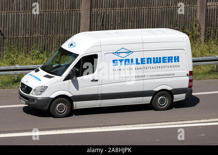 Stollenwerk Transporter Mercedes-Benz Sprinter auf der Autobahn. Stockfoto