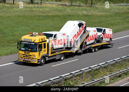 ADAC Mercedes-Benz Atego Auto - Lkw mit Strabag Vans auf der Autobahn geladen. Stockfoto