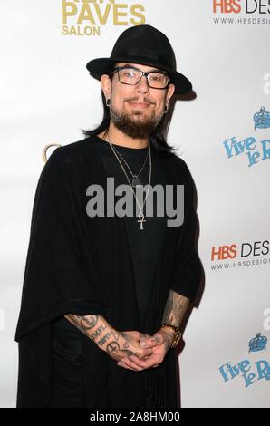 Hollywood, Ca. 8. November, 2019. Dave Navarro in die Pop-Up-Art Show von Billy Morrison und Steve Stevens bei Ken ebnet Salon in West Hollywood, Kalifornien am 8. November 2019. Quelle: David Edwards/Medien Punch/Alamy leben Nachrichten Stockfoto