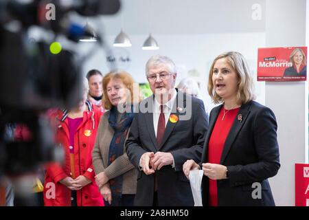 Cardiff, Wales, UK, 9. November 2019. Anna McMorrin MP Adressen ihre Anhänger und Wähler neben Erster Minister für Wales Mark Drakeford bin im allgemeinen Wahlkampagne starten die Wiederwahl McMorrin für Arbeit im Wahlkreis von Cardiff North am Ararat Baptist Church. Stockfoto