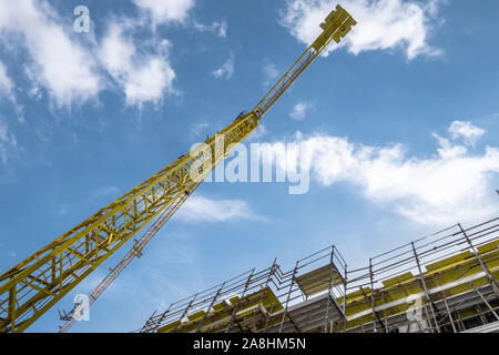 Umfangreiche Gerüst sie Plattformen für die Arbeit an einem neuen Appartementhaus. Baustelle. Gehäuse Kranbetrieb. Hohes Buildin Stockfoto