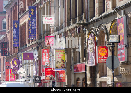 Werbeschilder, Faulkner Street, Chinatown, Manchester, England, Vereinigtes Königreich Stockfoto