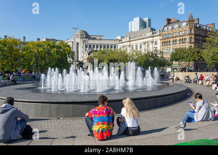 Paar von Brunnen in Piccadilly Gardens, City Centre, Manchester, Greater Manchester, England, Vereinigtes Königreich Stockfoto