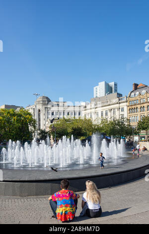 Paar von Brunnen in Piccadilly Gardens, City Centre, Manchester, Greater Manchester, England, Vereinigtes Königreich Stockfoto