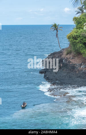 Sao Tome und Principe, Fischer auf einem handgefertigten Holzdugout, in der Nähe der vulkanischen Küste Stockfoto