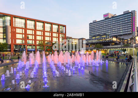 Der Brunnen im Piccadilly Gardens bei Dämmerung, City Centre, Manchester, Greater Manchester, England, Vereinigtes Königreich Stockfoto