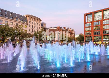 Der Brunnen im Piccadilly Gardens bei Dämmerung, City Centre, Manchester, Greater Manchester, England, Vereinigtes Königreich Stockfoto