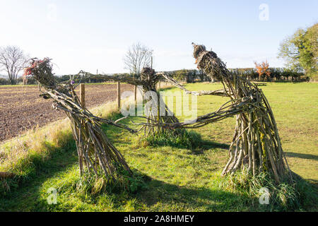 Branch & wicker Skulptur des Rollright Stones, in der Nähe von Long Compton, Oxfordshire, England, Vereinigtes Königreich Stockfoto