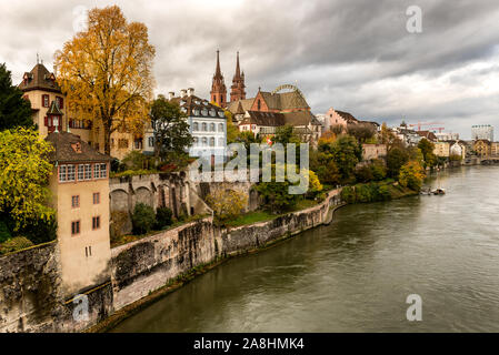 Grossbasel Altstadt mit Basler Münster Kathedrale auf dem Rhein in Basel, Schweiz Stockfoto