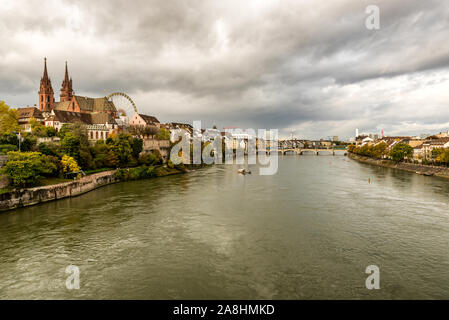 Grossbasel Altstadt mit Basler Münster Kathedrale auf dem Rhein in Basel, Schweiz Stockfoto