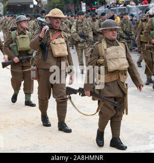 Mitglieder der Parade in Kostüm während des Herrn Bürgermeister zeigen in der Londoner City. Stockfoto