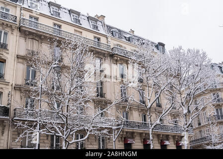 Paris under the snow, typical facades on the boulevard Richard-Lenoir Stockfoto