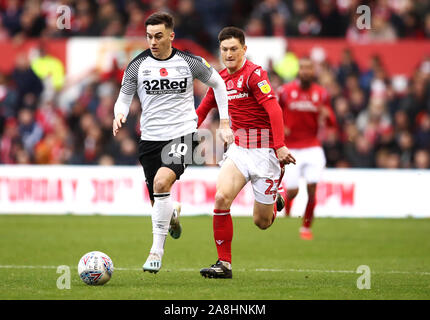 Von Derby County Tom Lawrence (links) und Nottingham Forest Joe Lolley Kampf um den Ball in den Himmel Wette WM-Spiel in der Stadt, Nottingham. Stockfoto