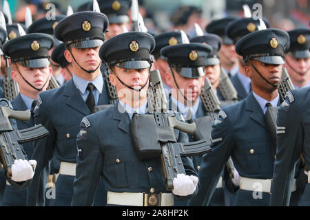 City of London, London, Großbritannien, 09. November 2019. Mitglieder der bewaffneten Kräfte März entlang der St. Paul's Kathedrale. Die jährlichen Oberbürgermeister zeigen, eine Parade durch die Stadt London, die 804 Jahre alt ist und in diesem Jahr mit über 6000 Teilnehmern, sieht Marching Bands, militärische Abteilungen, Kutschen, Tanzgruppen, Schlauchboote und viele andere ihren Weg vom Herrenhaus, über St Paul's auf die Royal Courts of Justice. Credit: Imageplotter/Alamy leben Nachrichten Stockfoto
