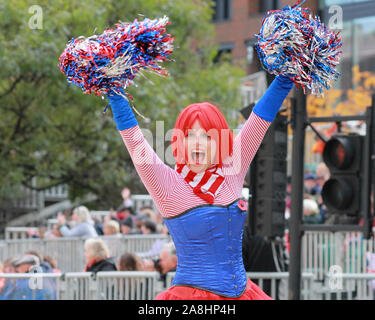 City of London, London, Großbritannien, 09. November 2019. Bunte pom-pom Tänzer mit freundlicher Genehmigung der Metro Bank. Die 692Nd Lord Mayor von London, Stadtrat William Russell Wellen aus der Golden State Coach bei St Paul's. Die jährlichen Oberbürgermeister zeigen, eine Parade durch die Stadt London, die 804 Jahre alt ist und in diesem Jahr mit über 6000 Teilnehmern, sieht Marching Bands, militärische Abteilungen, Kutschen, Tanzgruppen, Schlauchboote und viele andere ihren Weg vom Herrenhaus, über St Paul's auf die Royal Courts of Justice. Credit: Imageplotter/Alamy leben Nachrichten Stockfoto