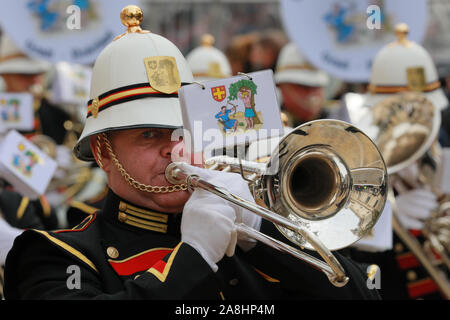 City of London, London, Großbritannien, 09. November 2019. Die St. Sebastianus Gilde Band, den ganzen Weg von Gendt in den Niederlanden. Die jährlichen Oberbürgermeister zeigen, eine Parade durch die Stadt London, die 804 Jahre alt ist und in diesem Jahr mit über 6000 Teilnehmern, sieht Marching Bands, militärische Abteilungen, Kutschen, Tanzgruppen, Schlauchboote und viele andere ihren Weg vom Herrenhaus, über St Paul's auf die Royal Courts of Justice. Credit: Imageplotter/Alamy leben Nachrichten Stockfoto