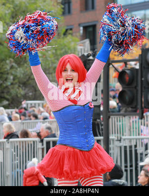 City of London, London, Großbritannien, 09. November 2019. Bunte pom-pom Tänzer mit freundlicher Genehmigung der Metro Bank. Die 692Nd Lord Mayor von London, Stadtrat William Russell Wellen aus der Golden State Coach bei St Paul's. Die jährlichen Oberbürgermeister zeigen, eine Parade durch die Stadt London, die 804 Jahre alt ist und in diesem Jahr mit über 6000 Teilnehmern, sieht Marching Bands, militärische Abteilungen, Kutschen, Tanzgruppen, Schlauchboote und viele andere ihren Weg vom Herrenhaus, über St Paul's auf die Royal Courts of Justice. Credit: Imageplotter/Alamy leben Nachrichten Stockfoto