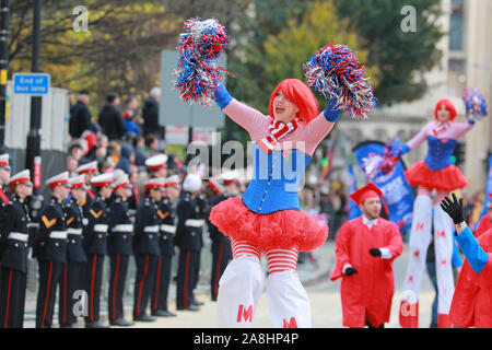 City of London, London, Großbritannien, 09. November 2019. Bunte pom-pom Tänzer mit freundlicher Genehmigung der Metro Bank. Die 692Nd Lord Mayor von London, Stadtrat William Russell Wellen aus der Golden State Coach bei St Paul's. Die jährlichen Oberbürgermeister zeigen, eine Parade durch die Stadt London, die 804 Jahre alt ist und in diesem Jahr mit über 6000 Teilnehmern, sieht Marching Bands, militärische Abteilungen, Kutschen, Tanzgruppen, Schlauchboote und viele andere ihren Weg vom Herrenhaus, über St Paul's auf die Royal Courts of Justice. Credit: Imageplotter/Alamy leben Nachrichten Stockfoto