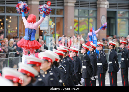 City of London, London, Großbritannien, 09. November 2019. Bunte pom-pom Tänzer mit freundlicher Genehmigung der Metro Bank. Die 692Nd Lord Mayor von London, Stadtrat William Russell Wellen aus der Golden State Coach bei St Paul's. Die jährlichen Oberbürgermeister zeigen, eine Parade durch die Stadt London, die 804 Jahre alt ist und in diesem Jahr mit über 6000 Teilnehmern, sieht Marching Bands, militärische Abteilungen, Kutschen, Tanzgruppen, Schlauchboote und viele andere ihren Weg vom Herrenhaus, über St Paul's auf die Royal Courts of Justice. Credit: Imageplotter/Alamy leben Nachrichten Stockfoto