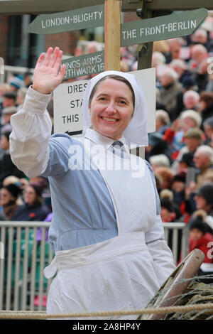 City of London, London, Großbritannien, 09. November 2019. Die Stadt London Feldlazarett Schwimmer mit einem Krieg Verletzungen Szene. Die jährlichen Oberbürgermeister zeigen, eine Parade durch die Stadt London, die 804 Jahre alt ist und in diesem Jahr mit über 6000 Teilnehmern, sieht Marching Bands, militärische Abteilungen, Kutschen, Tanzgruppen, Schlauchboote und viele andere ihren Weg vom Herrenhaus, über St Paul's auf die Royal Courts of Justice. Credit: Imageplotter/Alamy leben Nachrichten Stockfoto