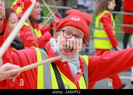 City of London, London, Großbritannien, 09. November 2019. Stadt London recycling Schwimmer und Tänzer. Die jährlichen Oberbürgermeister zeigen, eine Parade durch die Stadt London, die 804 Jahre alt ist und in diesem Jahr mit über 6000 Teilnehmern, sieht Marching Bands, militärische Abteilungen, Kutschen, Tanzgruppen, Schlauchboote und viele andere ihren Weg vom Herrenhaus, über St Paul's auf die Royal Courts of Justice. Credit: Imageplotter/Alamy leben Nachrichten Stockfoto