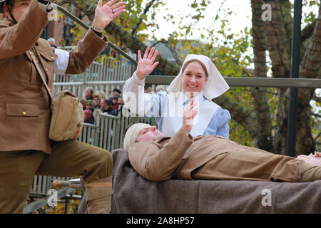 City of London, London, Großbritannien, 09. November 2019. Die Stadt London Feldlazarett Schwimmer mit einem Krieg Verletzungen Szene. Die jährlichen Oberbürgermeister zeigen, eine Parade durch die Stadt London, die 804 Jahre alt ist und in diesem Jahr mit über 6000 Teilnehmern, sieht Marching Bands, militärische Abteilungen, Kutschen, Tanzgruppen, Schlauchboote und viele andere ihren Weg vom Herrenhaus, über St Paul's auf die Royal Courts of Justice. Credit: Imageplotter/Alamy leben Nachrichten Stockfoto