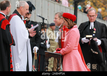 City of London, London, Großbritannien, 09. November 2019. Die 692Nd Lord Mayor von London, Stadtrat William Russell kommt an die St Paul's und erhält ein Segen (kniend mit der Oberbürgermeisterin). Die jährlichen Oberbürgermeister zeigen, eine Parade durch die Stadt London, die 804 Jahre alt ist und in diesem Jahr mit über 6000 Teilnehmern, sieht Marching Bands, militärische Abteilungen, Kutschen, Tanzgruppen, Schlauchboote und viele andere ihren Weg vom Herrenhaus, über St Paul's auf die Royal Courts of Justice. Credit: Imageplotter/Alamy leben Nachrichten Stockfoto