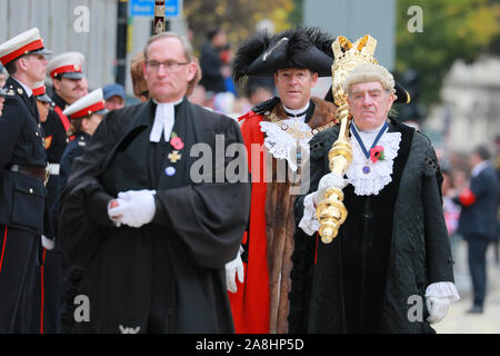 City of London, London, Großbritannien, 09. November 2019. Die 692Nd Lord Mayor von London, Stadtrat William Russell kommt an die St Paul's und erhält ein Segen (kniend mit der Oberbürgermeisterin). Die jährlichen Oberbürgermeister zeigen, eine Parade durch die Stadt London, die 804 Jahre alt ist und in diesem Jahr mit über 6000 Teilnehmern, sieht Marching Bands, militärische Abteilungen, Kutschen, Tanzgruppen, Schlauchboote und viele andere ihren Weg vom Herrenhaus, über St Paul's auf die Royal Courts of Justice. Credit: Imageplotter/Alamy leben Nachrichten Stockfoto