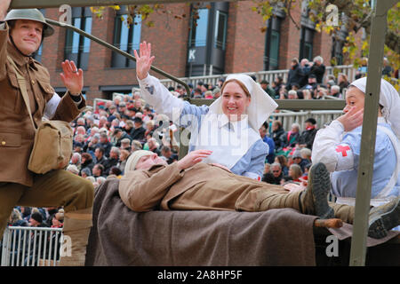 City of London, London, Großbritannien, 09. November 2019. Die Stadt London Feldlazarett Schwimmer mit einem Krieg Verletzungen Szene. Die jährlichen Oberbürgermeister zeigen, eine Parade durch die Stadt London, die 804 Jahre alt ist und in diesem Jahr mit über 6000 Teilnehmern, sieht Marching Bands, militärische Abteilungen, Kutschen, Tanzgruppen, Schlauchboote und viele andere ihren Weg vom Herrenhaus, über St Paul's auf die Royal Courts of Justice. Credit: Imageplotter/Alamy leben Nachrichten Stockfoto