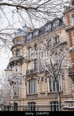 Paris unter dem Schnee, typische Fassaden am Boulevard Richard-Lenoir Stockfoto