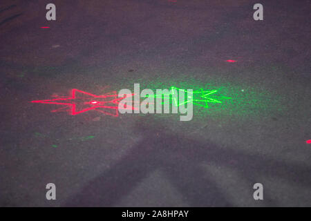 Laser auf Asphalt Sterne Muster. Grün und Rosa. Hintergrund Kopie Raum Stockfoto