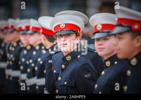 City of London, London, Großbritannien, 09. November 2019. Junge meer Kadetten Line Up auf der Straße bei St. Paul's Kathedrale. Die jährlichen Oberbürgermeister zeigen, eine Parade durch die Stadt London, die 804 Jahre alt ist und in diesem Jahr mit über 6000 Teilnehmern, sieht Marching Bands, militärische Abteilungen, Kutschen, Tanzgruppen, Schlauchboote und viele andere ihren Weg vom Herrenhaus, über St Paul's auf die Royal Courts of Justice. Credit: Imageplotter/Alamy leben Nachrichten Stockfoto