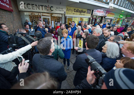 Kirkintilloch, UK. 9. November 2019. Im Bild: Nicola Sturgeon MSP - Erster Minister von Schottland und Leiter der Scottish National Party (SNP). Nicola Sturgeon verbindet lokale SNP Kandidat für East Dunbartonshire, Amy Callaghan, und junge Aktivisten auf die Campaign Trail, im Sitz derzeit durch den Führer der Liberaldemokraten statt. Nicola Sturgeon sagte: "Es ist nicht nur Brexit, die Chancen für junge Menschen, aber die Politik der Tories sind buchstäblich kurz zu ändern - und in dieser Wahl Leute abstimmen können, um das zu ändern. Stockfoto