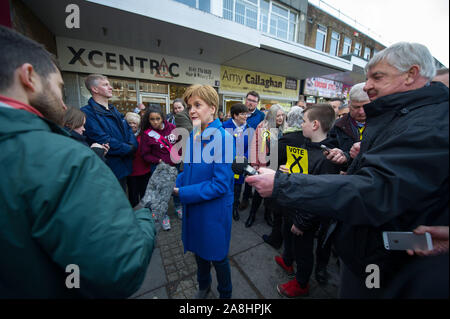 Kirkintilloch, UK. 9. November 2019. Im Bild: Nicola Sturgeon MSP - Erster Minister von Schottland und Leiter der Scottish National Party (SNP). Nicola Sturgeon verbindet lokale SNP Kandidat für East Dunbartonshire, Amy Callaghan, und junge Aktivisten auf die Campaign Trail, im Sitz derzeit durch den Führer der Liberaldemokraten statt. Nicola Sturgeon sagte: "Es ist nicht nur Brexit, die Chancen für junge Menschen, aber die Politik der Tories sind buchstäblich kurz zu ändern - und in dieser Wahl Leute abstimmen können, um das zu ändern. Stockfoto